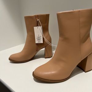 Boots-Caramel/tan, size 9
